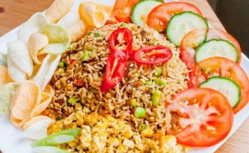Ilustrasi usaha nasi goreng dengan berbagai risiko bisnis yang perlu diperhatikan pemilik usaha