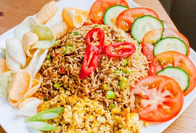 Ilustrasi usaha nasi goreng dengan berbagai risiko bisnis yang perlu diperhatikan pemilik usaha